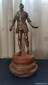 Art: Escultura con la figura don quijote en bronce y peana de marmol rosa .